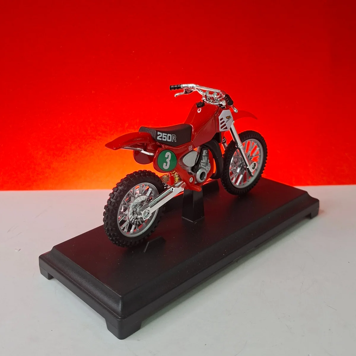 ماکت موتور هوندا CR 250 R برند ویلی — نما 4